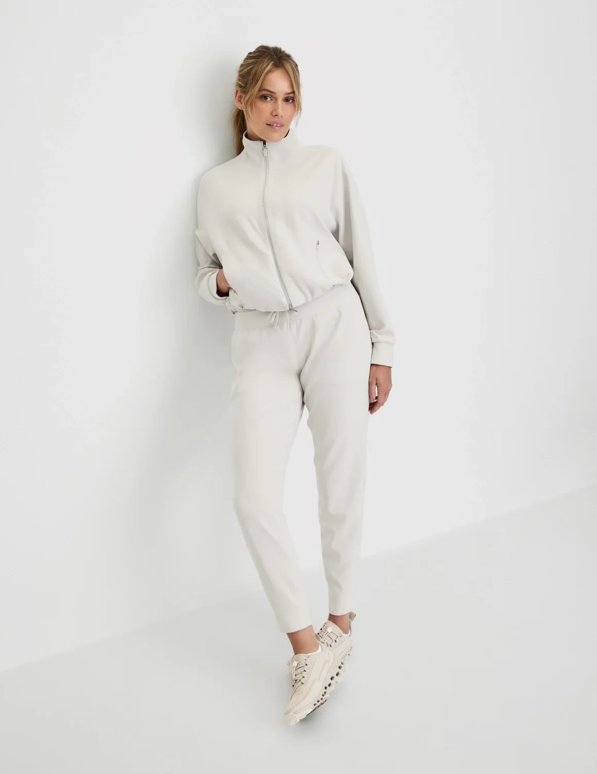 Front view of model wearing the CloudCut™ Jogger highlighting the coverage and fit – Sphere – view 4 of 23