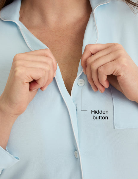 Close-up of hidden button detail for a supportive fit – Blue Light/White – view 7 of 20